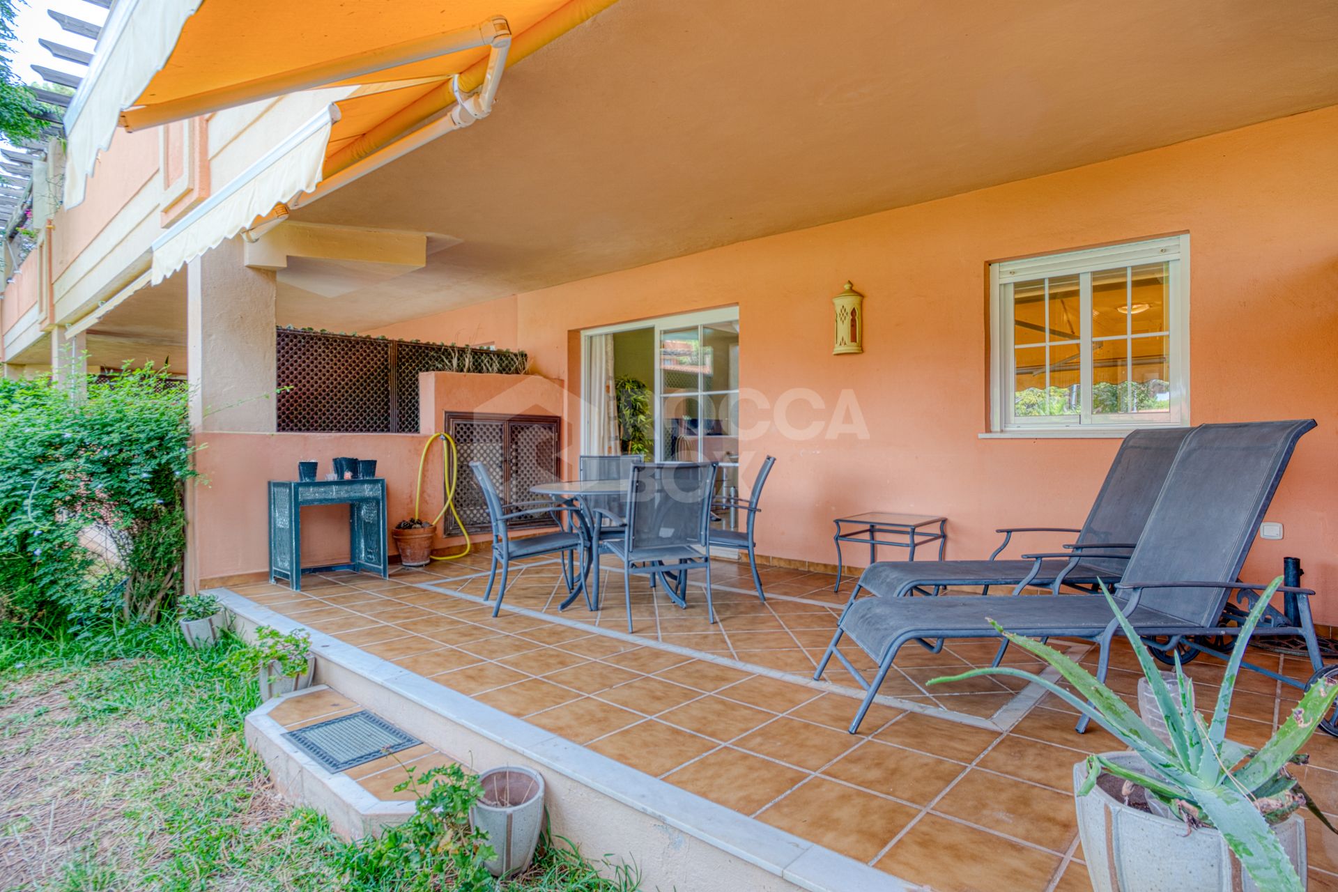 Bright and spacious two bedroom, ground floor apartment located in the prestigious Pino Golf community, Elviria