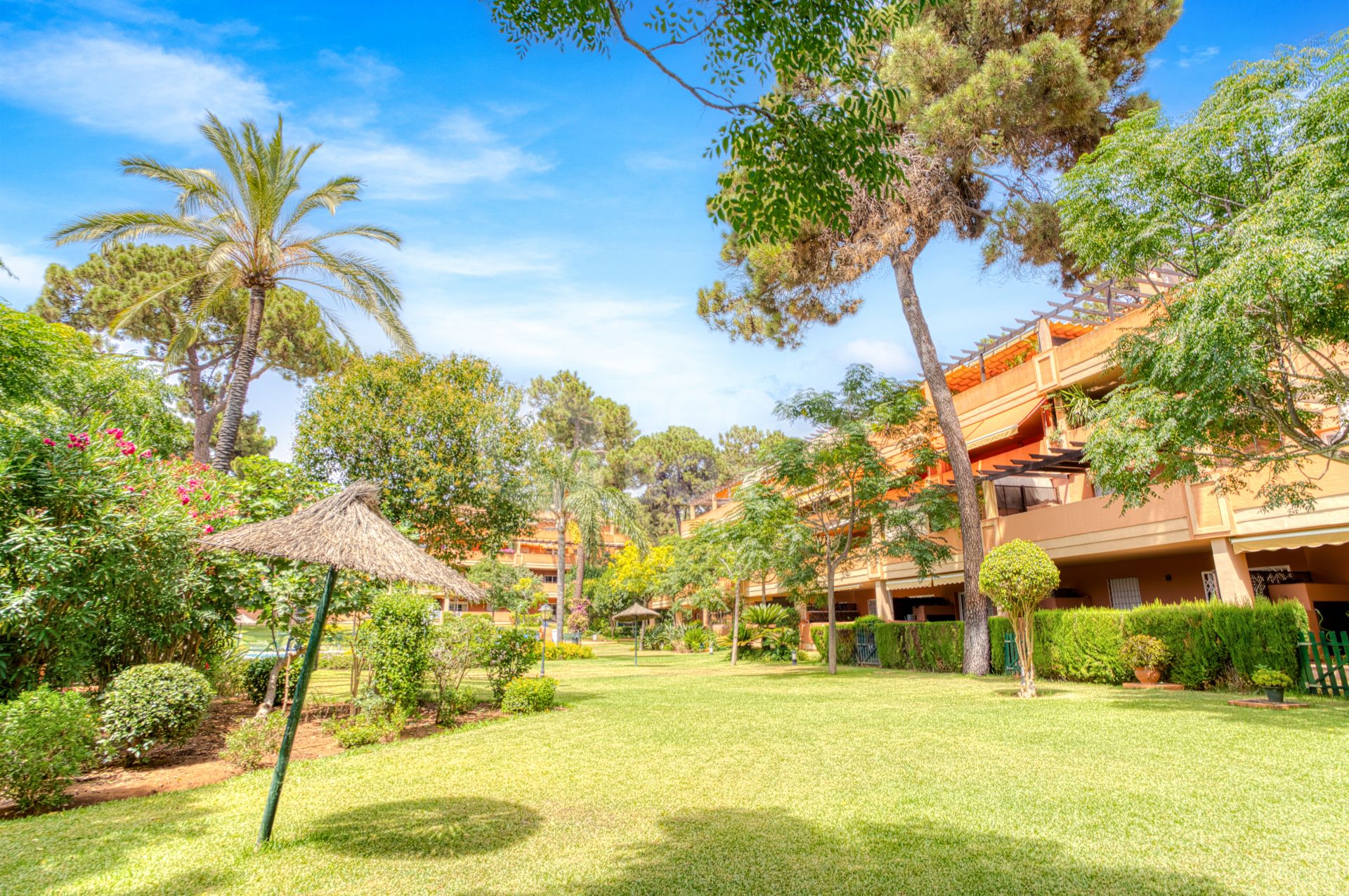 Bright and spacious two bedroom, ground floor apartment located in the prestigious Pino Golf community, Elviria