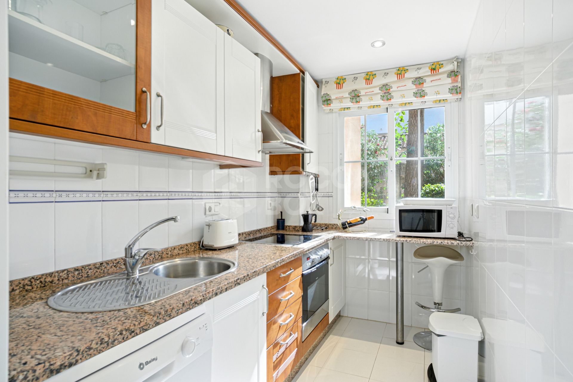 Bright and spacious two bedroom, ground floor apartment located in the prestigious Pino Golf community, Elviria