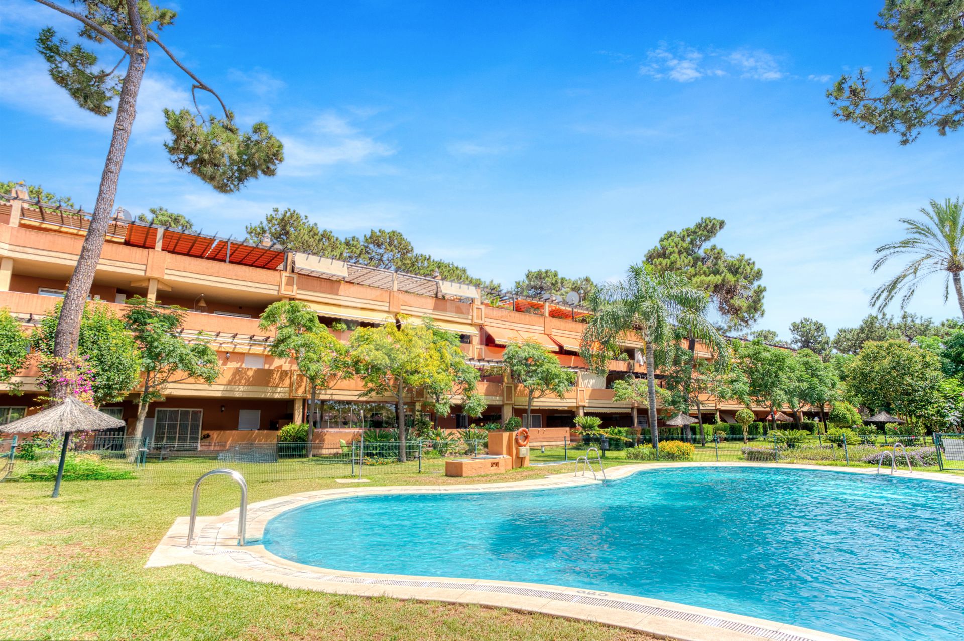 Bright and spacious two bedroom, ground floor apartment located in the prestigious Pino Golf community, Elviria