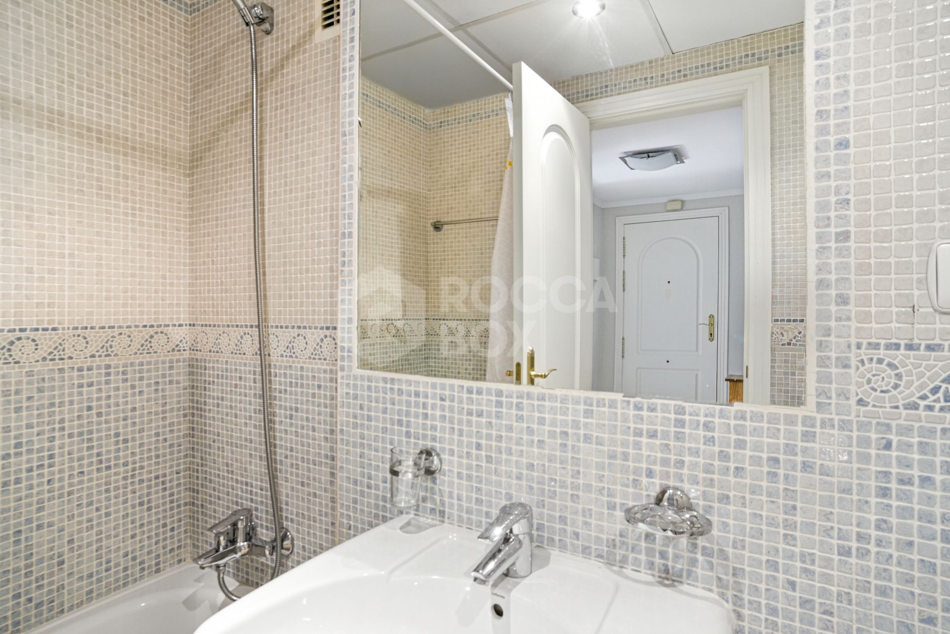 Bright and spacious two bedroom, ground floor apartment located in the prestigious Pino Golf community, Elviria