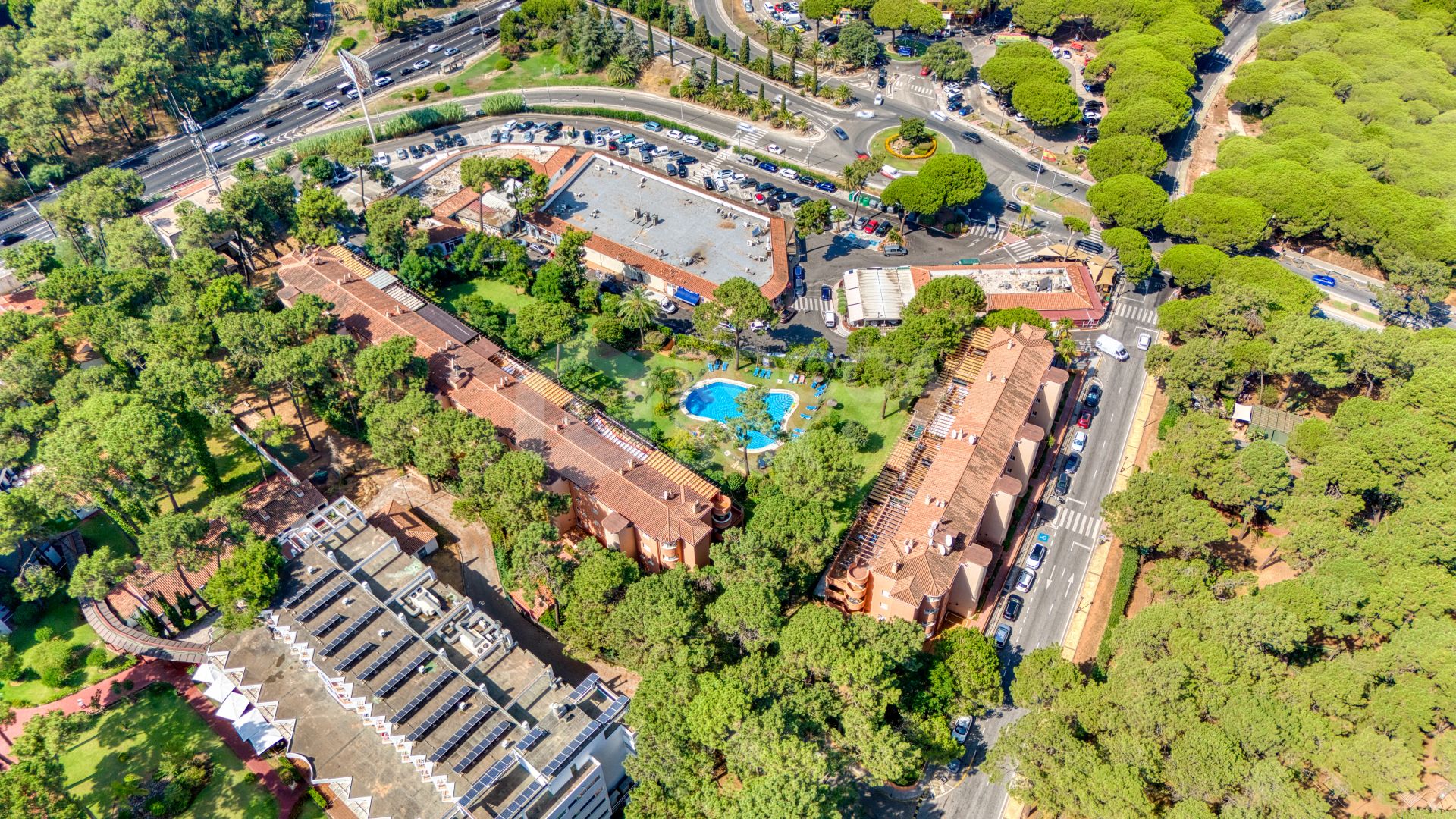 Bright and spacious two bedroom, ground floor apartment located in the prestigious Pino Golf community, Elviria