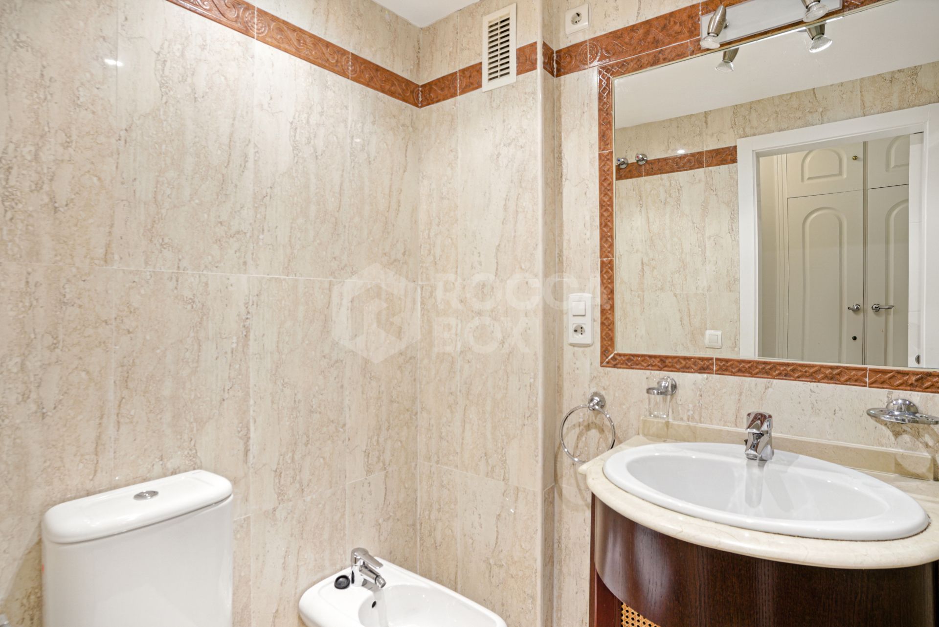 Bright and spacious two bedroom, ground floor apartment located in the prestigious Pino Golf community, Elviria