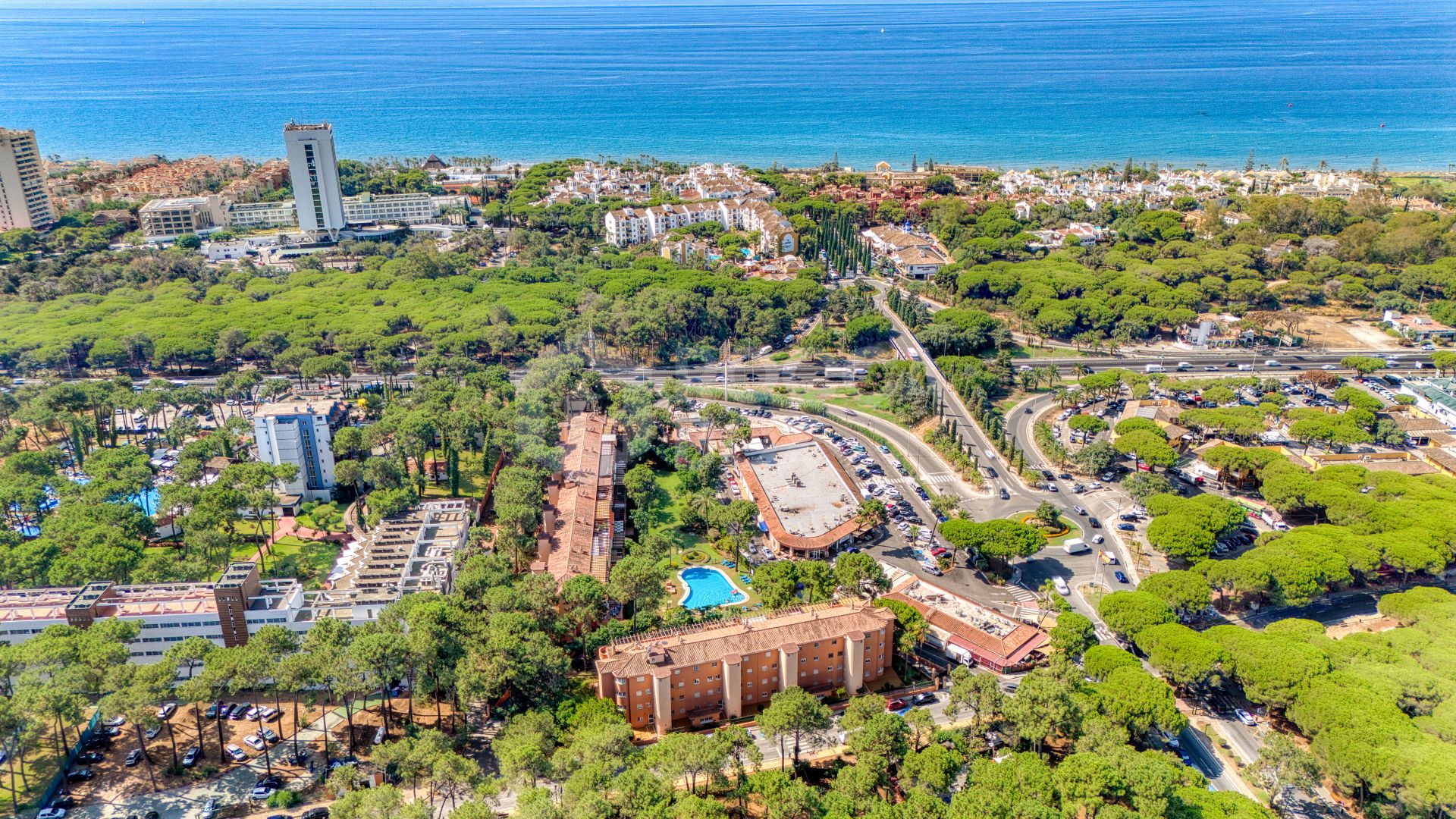 Bright and spacious two bedroom, ground floor apartment located in the prestigious Pino Golf community, Elviria
