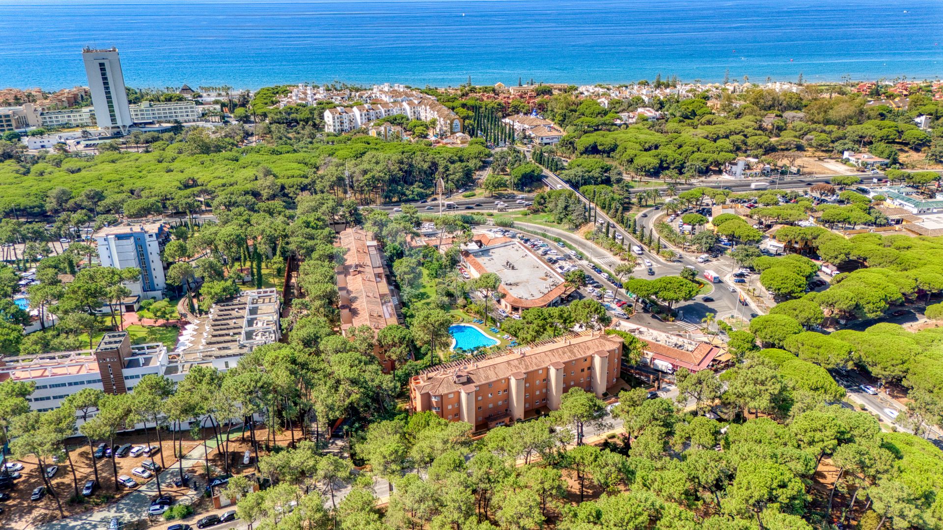 Bright and spacious two bedroom, ground floor apartment located in the prestigious Pino Golf community, Elviria