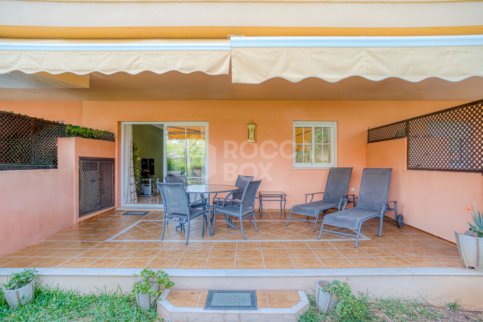 Bright and spacious two bedroom, ground floor apartment located in the prestigious Pino Golf community, Elviria