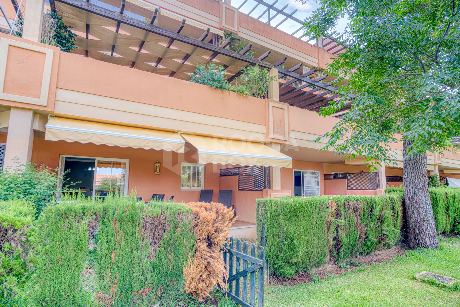 Bright and spacious two bedroom, ground floor apartment located in the prestigious Pino Golf community, Elviria