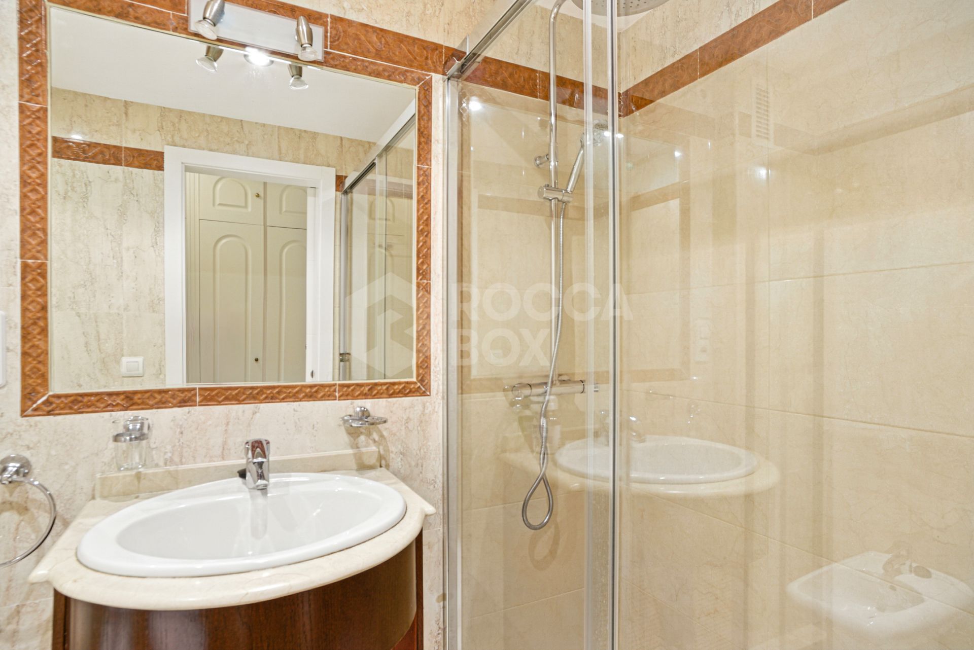 Bright and spacious two bedroom, ground floor apartment located in the prestigious Pino Golf community, Elviria