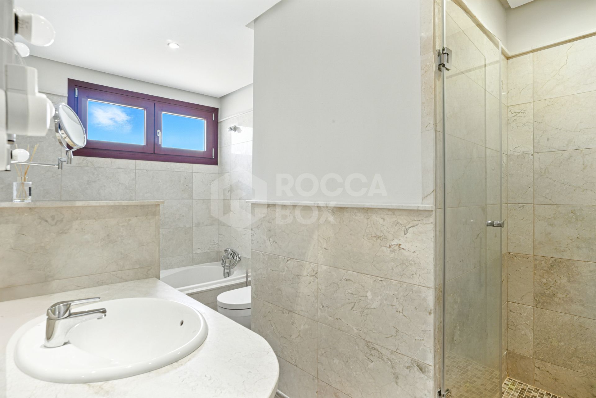 South-Facing Townhouse with Stunning Sea Views in Los Jaralillos, El Paraíso, Benahavís