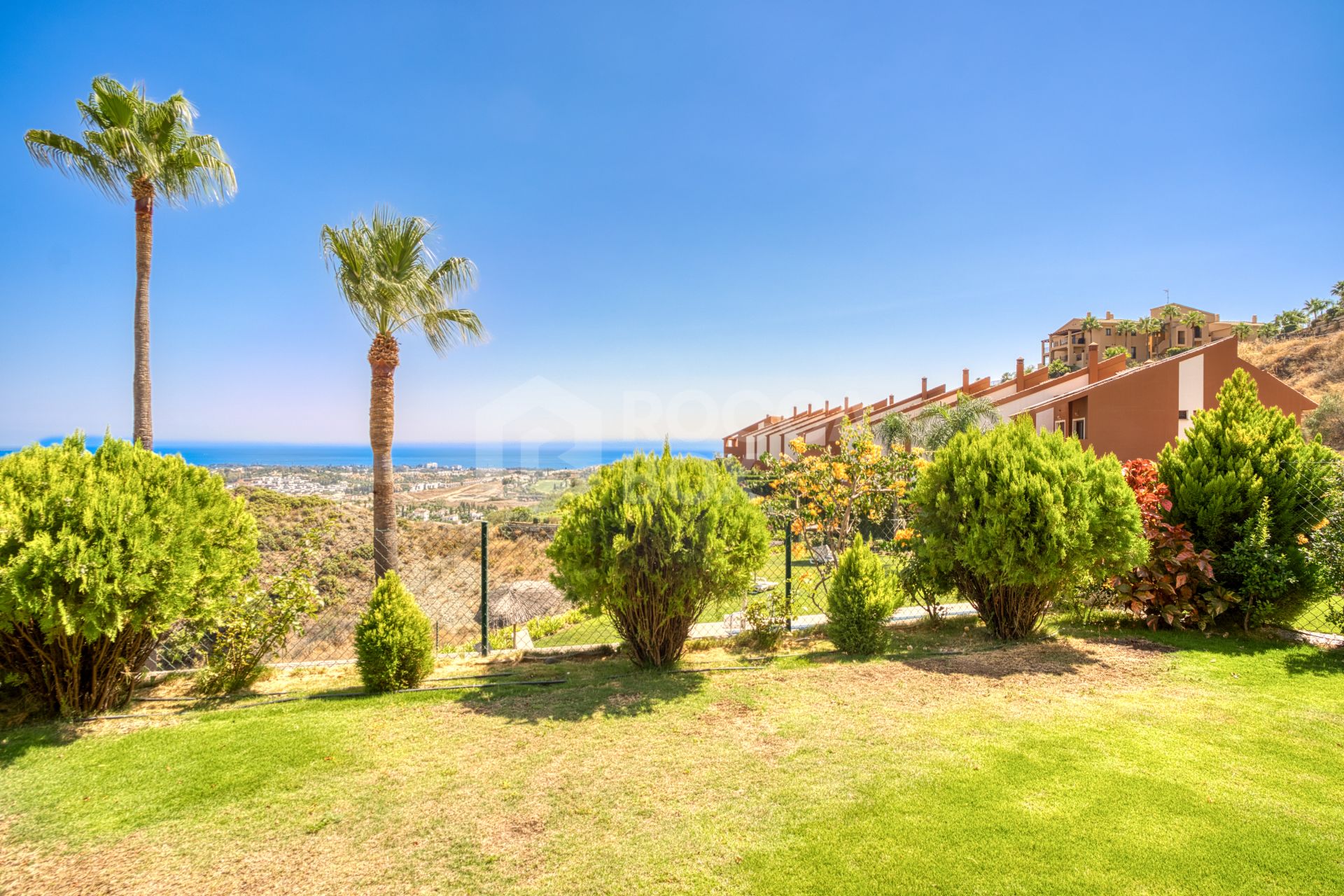 South-Facing Townhouse with Stunning Sea Views in Los Jaralillos, El Paraíso, Benahavís