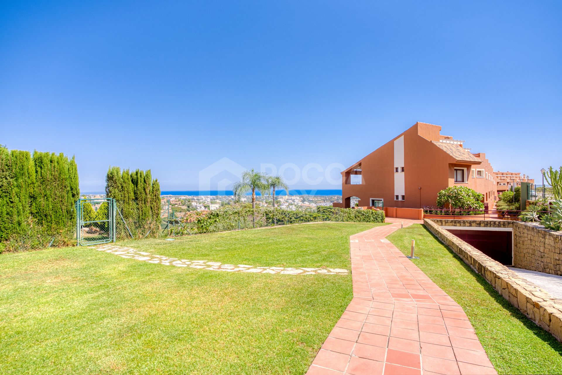 South-Facing Townhouse with Stunning Sea Views in Los Jaralillos, El Paraíso, Benahavís