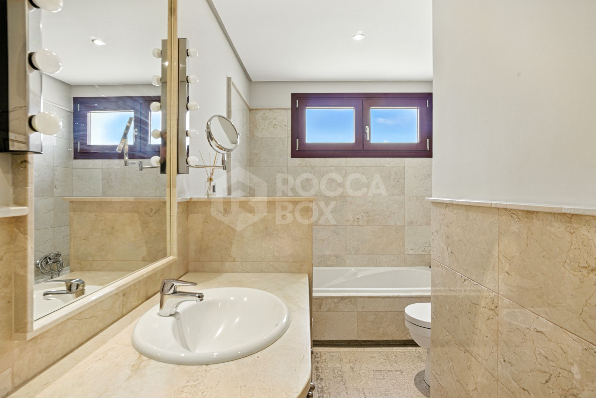 South-Facing Townhouse with Stunning Sea Views in Los Jaralillos, El Paraíso, Benahavís