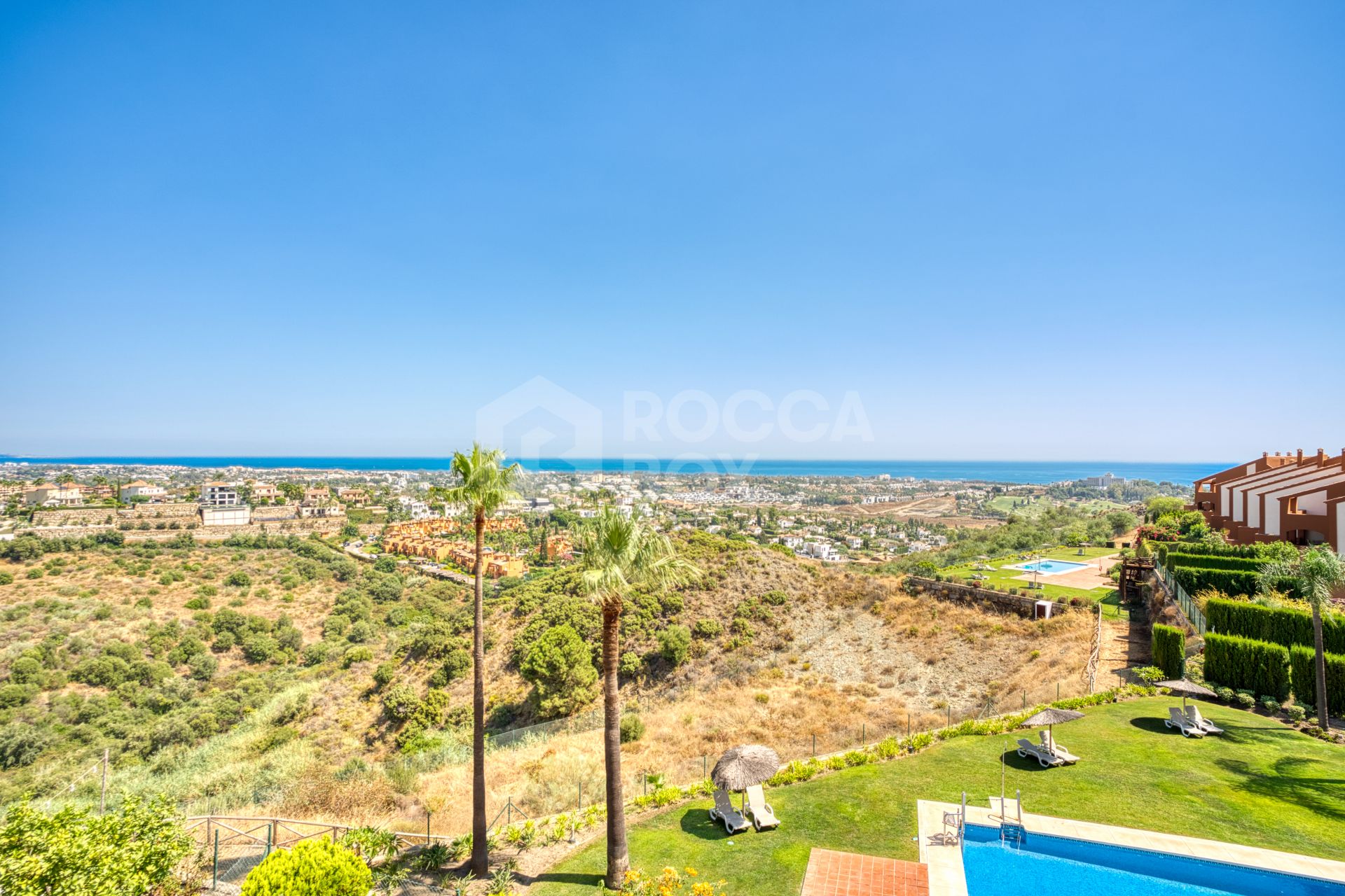 South-Facing Townhouse with Stunning Sea Views in Los Jaralillos, El Paraíso, Benahavís