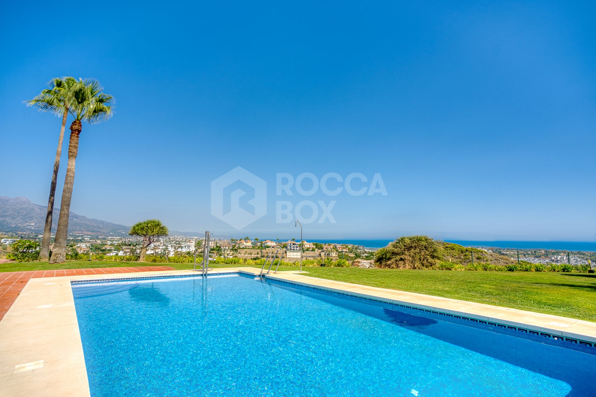 South-Facing Townhouse with Stunning Sea Views in Los Jaralillos, El Paraíso, Benahavís