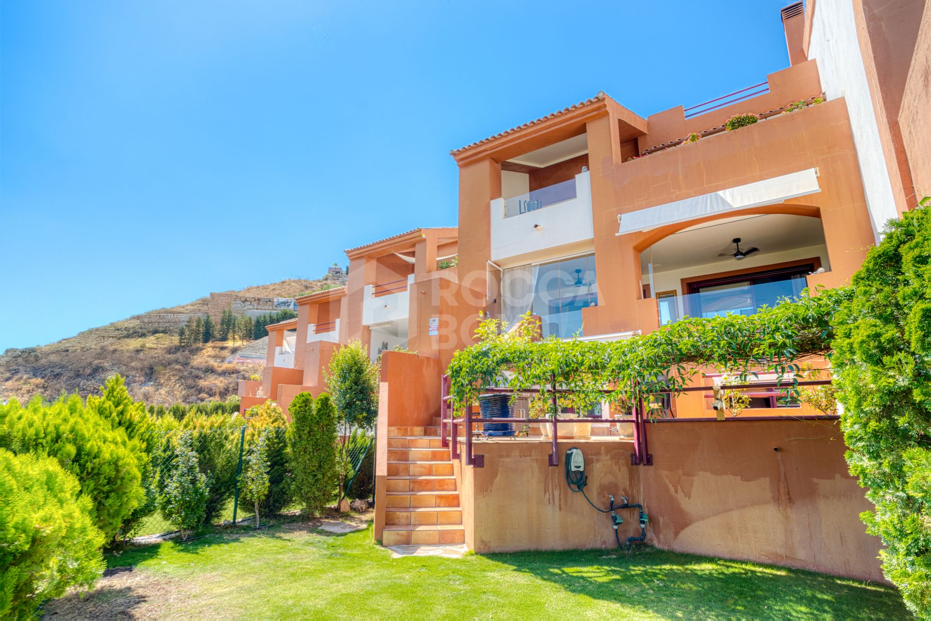 South-Facing Townhouse with Stunning Sea Views in Los Jaralillos, El Paraíso, Benahavís