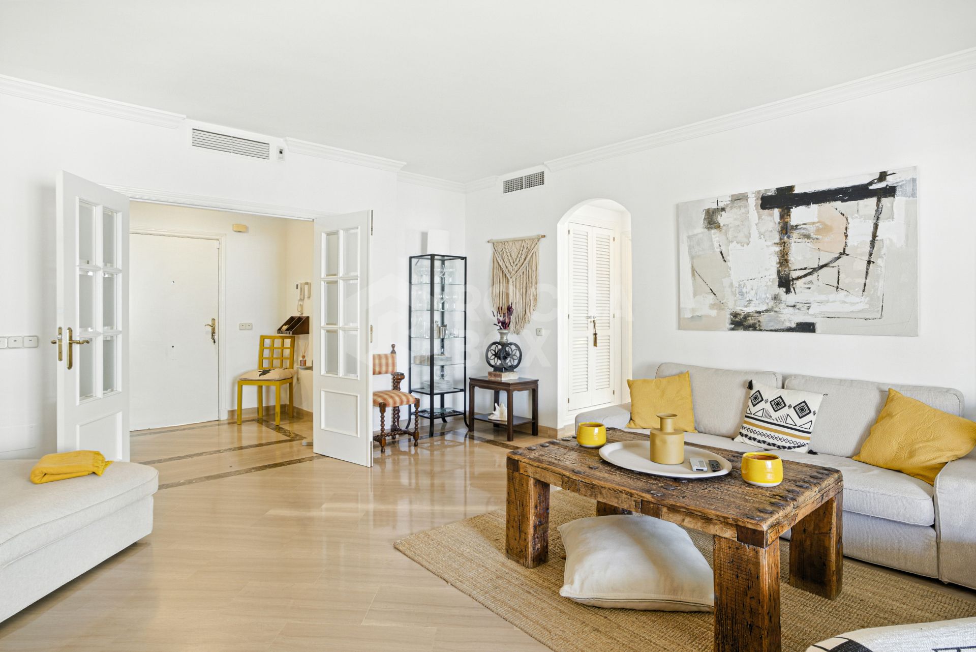 Beautiful south-facing, two-bedroom apartment located in the prestigious Hacienda Playa, Elviria