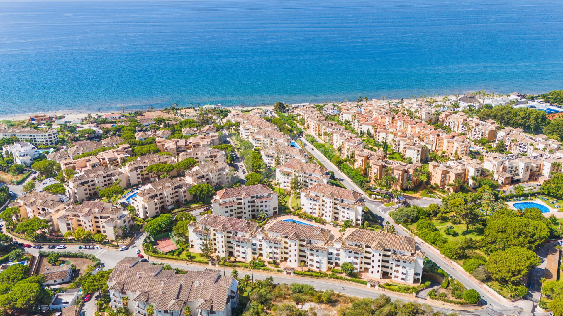 Beautiful south-facing, two-bedroom apartment located in the prestigious Hacienda Playa, Elviria