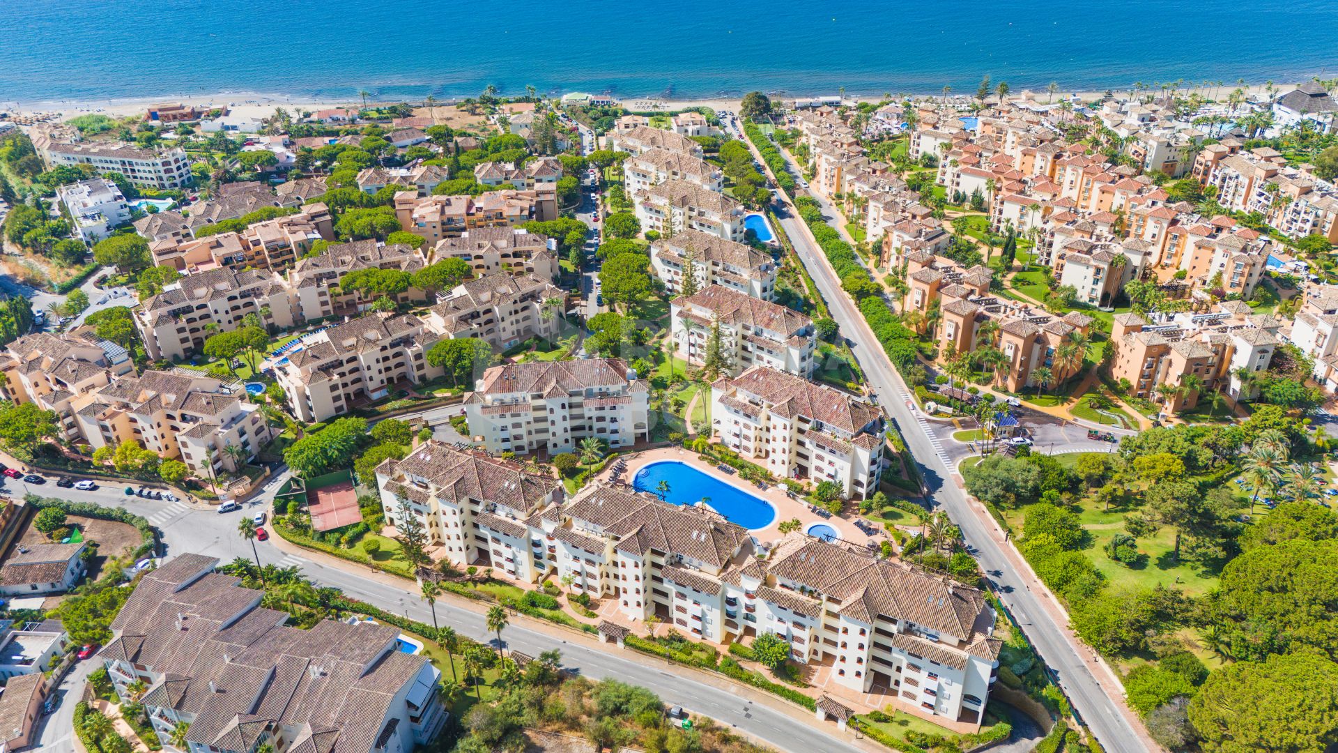 Beautiful south-facing, two-bedroom apartment located in the prestigious Hacienda Playa, Elviria