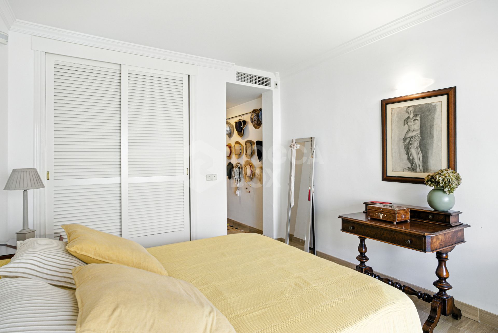 Beautiful south-facing, two-bedroom apartment located in the prestigious Hacienda Playa, Elviria