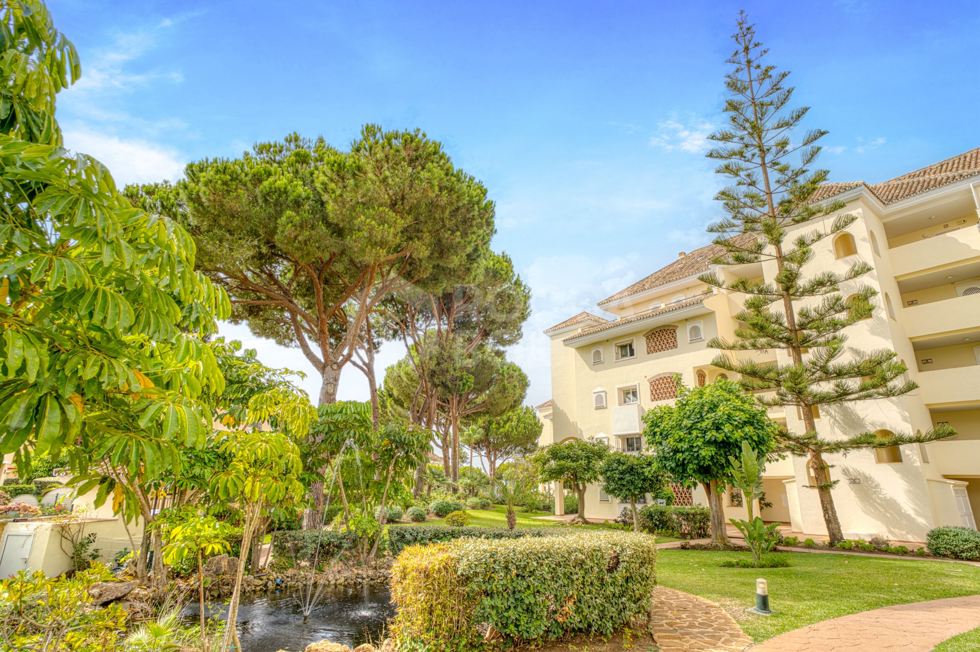 Beautiful south-facing, two-bedroom apartment located in the prestigious Hacienda Playa, Elviria