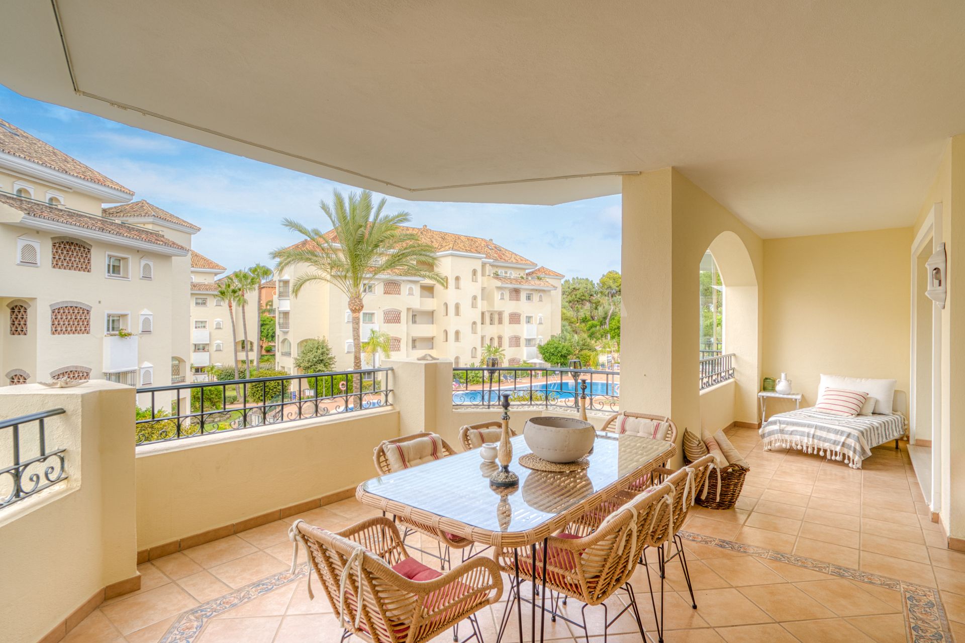 Beautiful south-facing, two-bedroom apartment located in the prestigious Hacienda Playa, Elviria