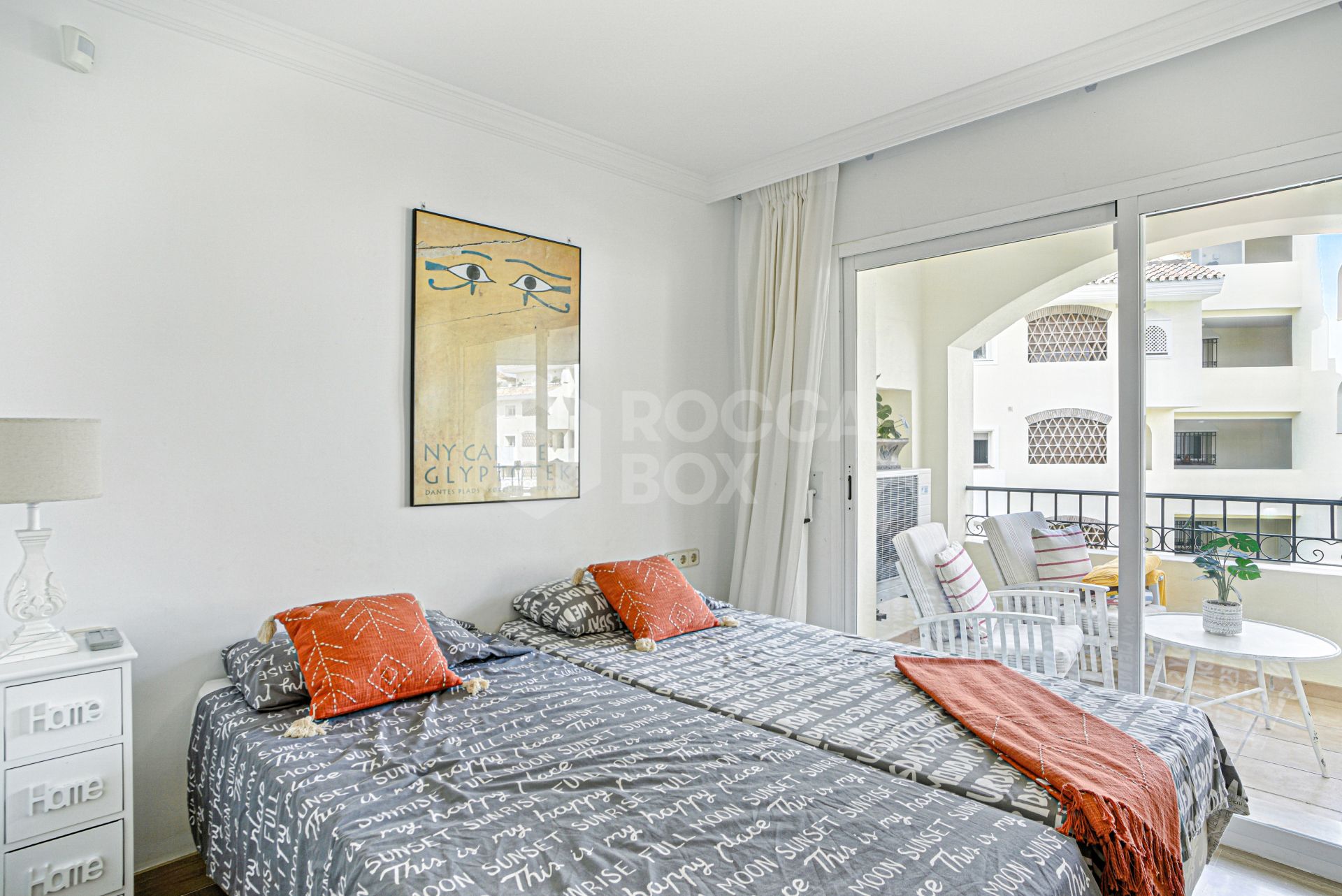 Beautiful south-facing, two-bedroom apartment located in the prestigious Hacienda Playa, Elviria