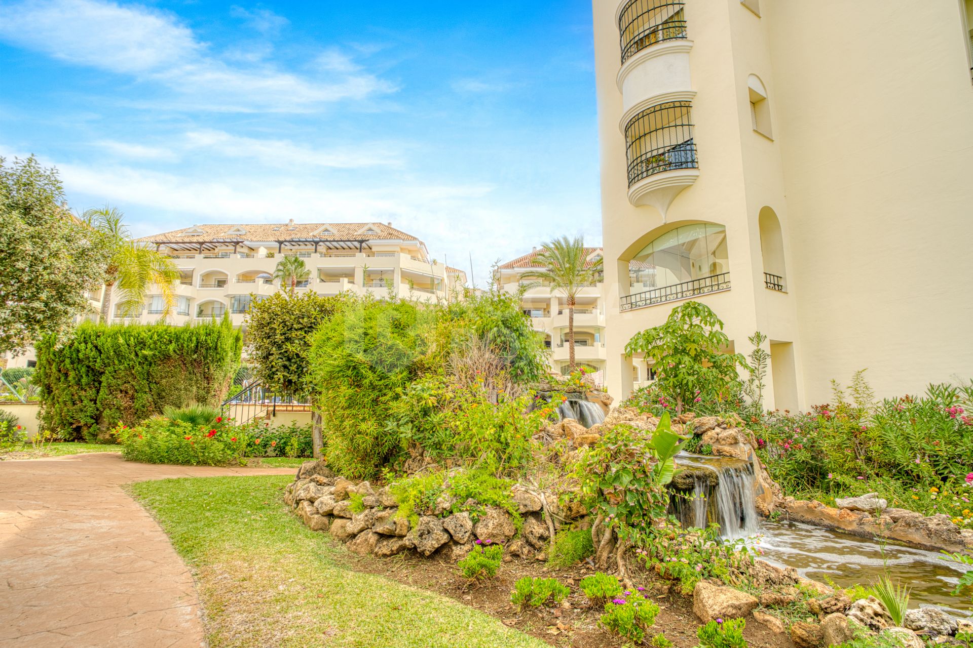Beautiful south-facing, two-bedroom apartment located in the prestigious Hacienda Playa, Elviria