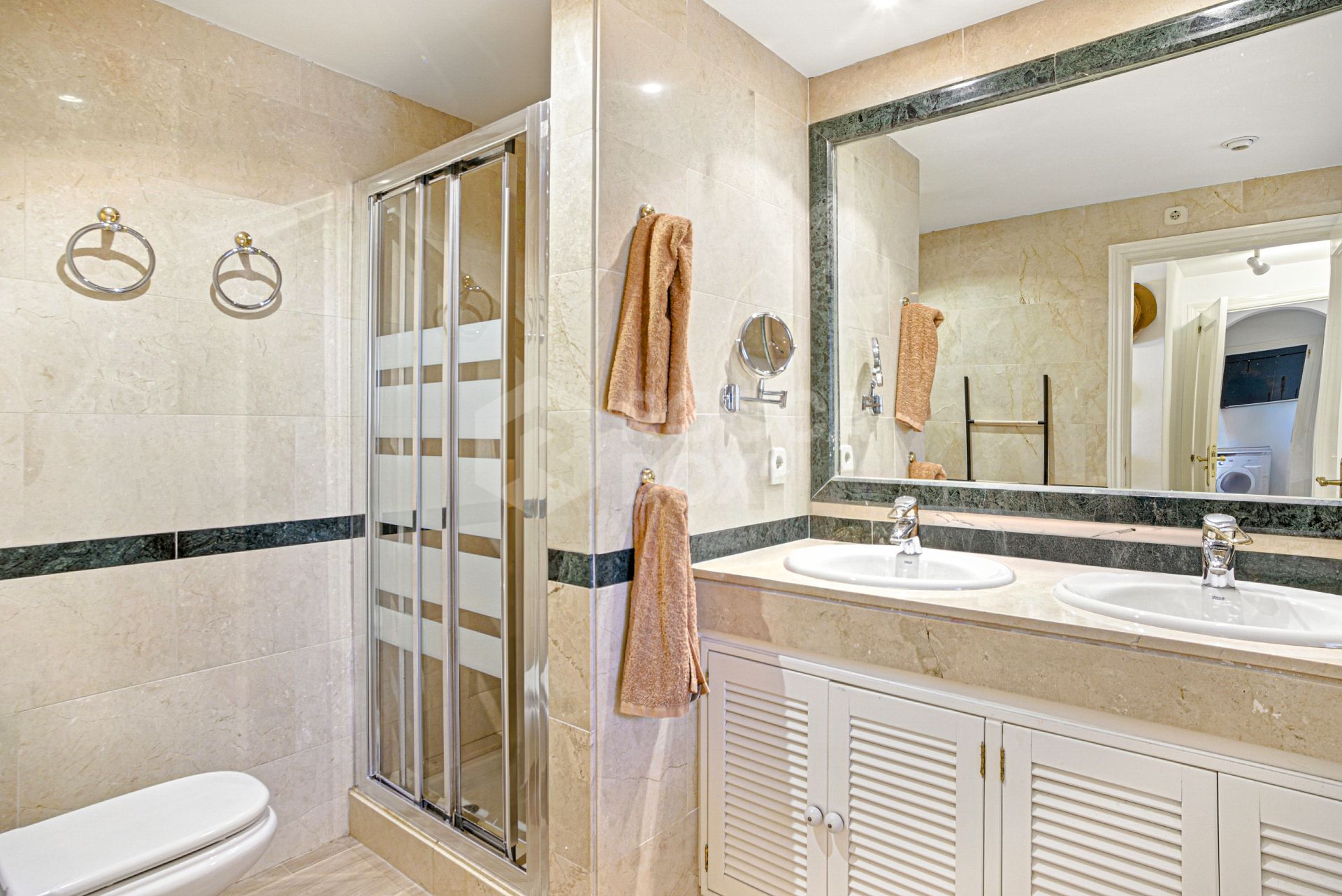 Beautiful south-facing, two-bedroom apartment located in the prestigious Hacienda Playa, Elviria