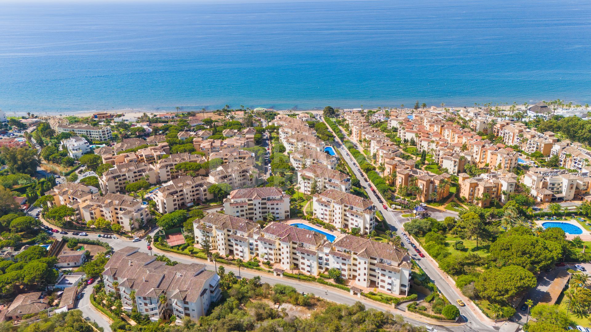 Beautiful south-facing, two-bedroom apartment located in the prestigious Hacienda Playa, Elviria