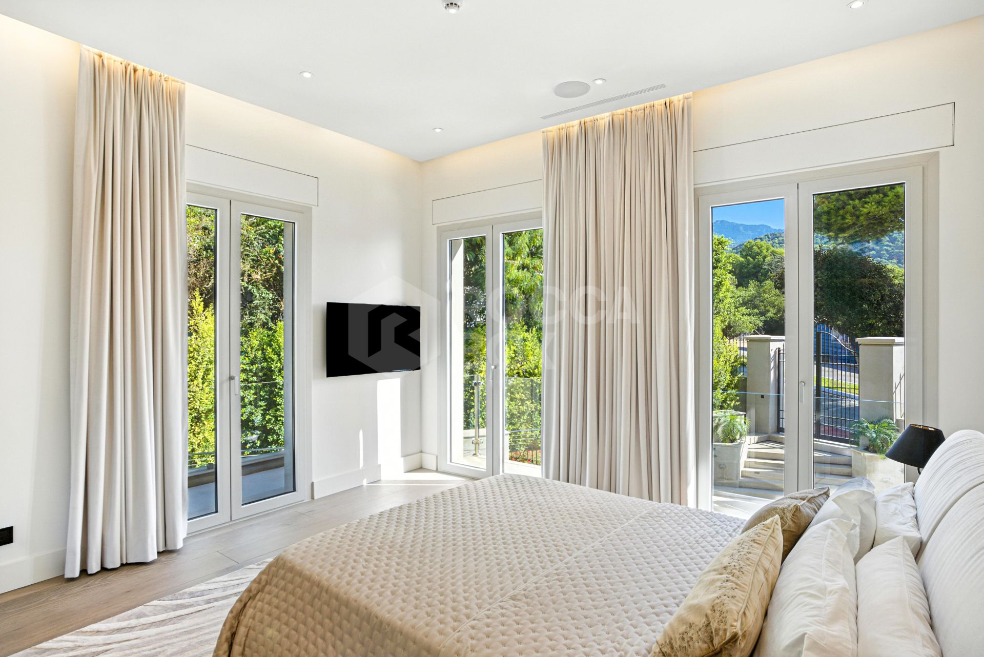 An architecturally unique, south-facing property located in the exclusive gated community of Sierra Blanca on Marbella’s prestigious Golden Mile