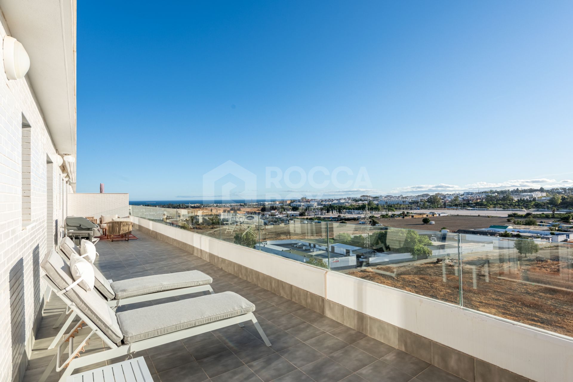 Modern 2-bedroom Penthouse with Sea and Mountain Views in Nueva Andalucia