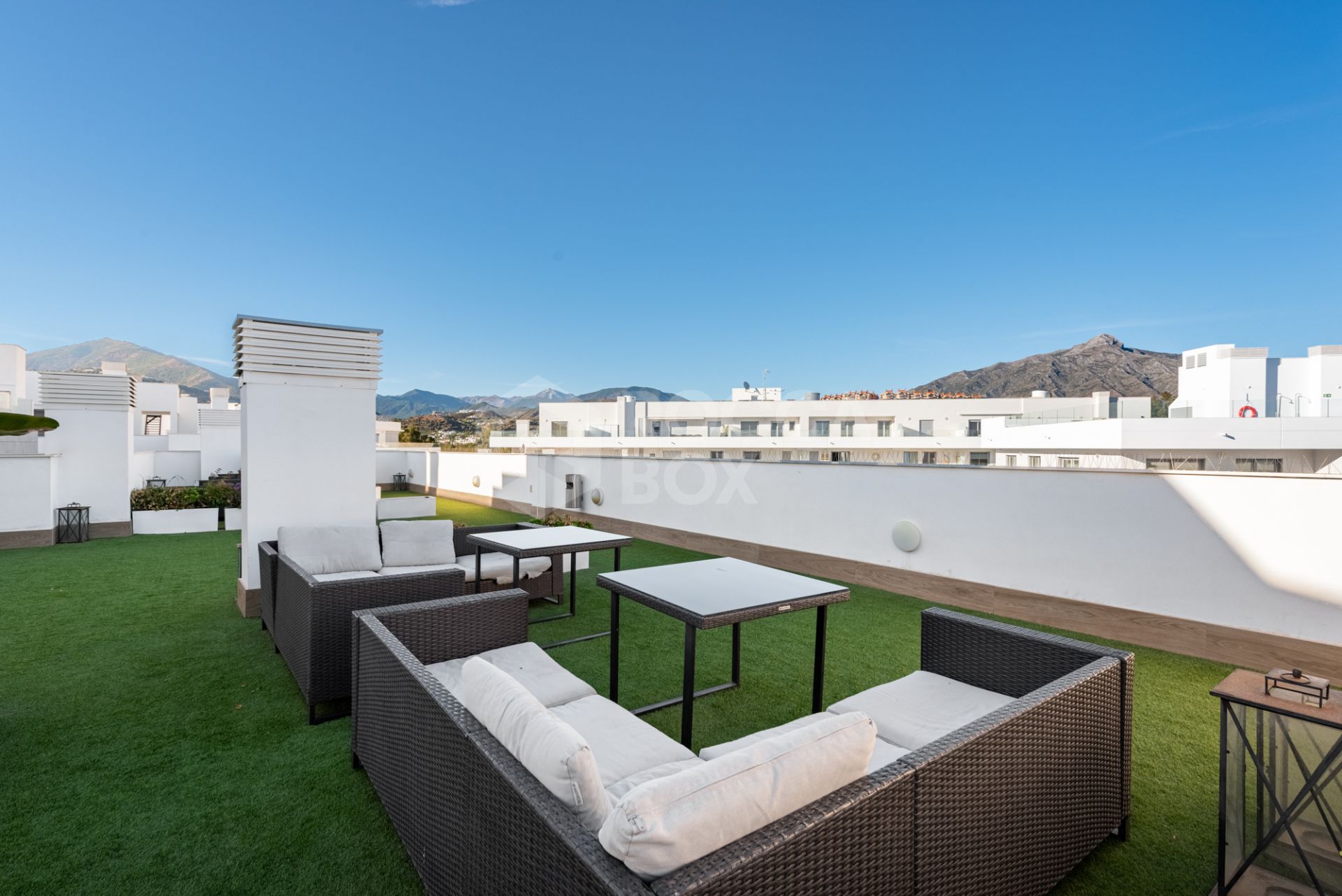 Modern 2-bedroom Penthouse with Sea and Mountain Views in Nueva Andalucia