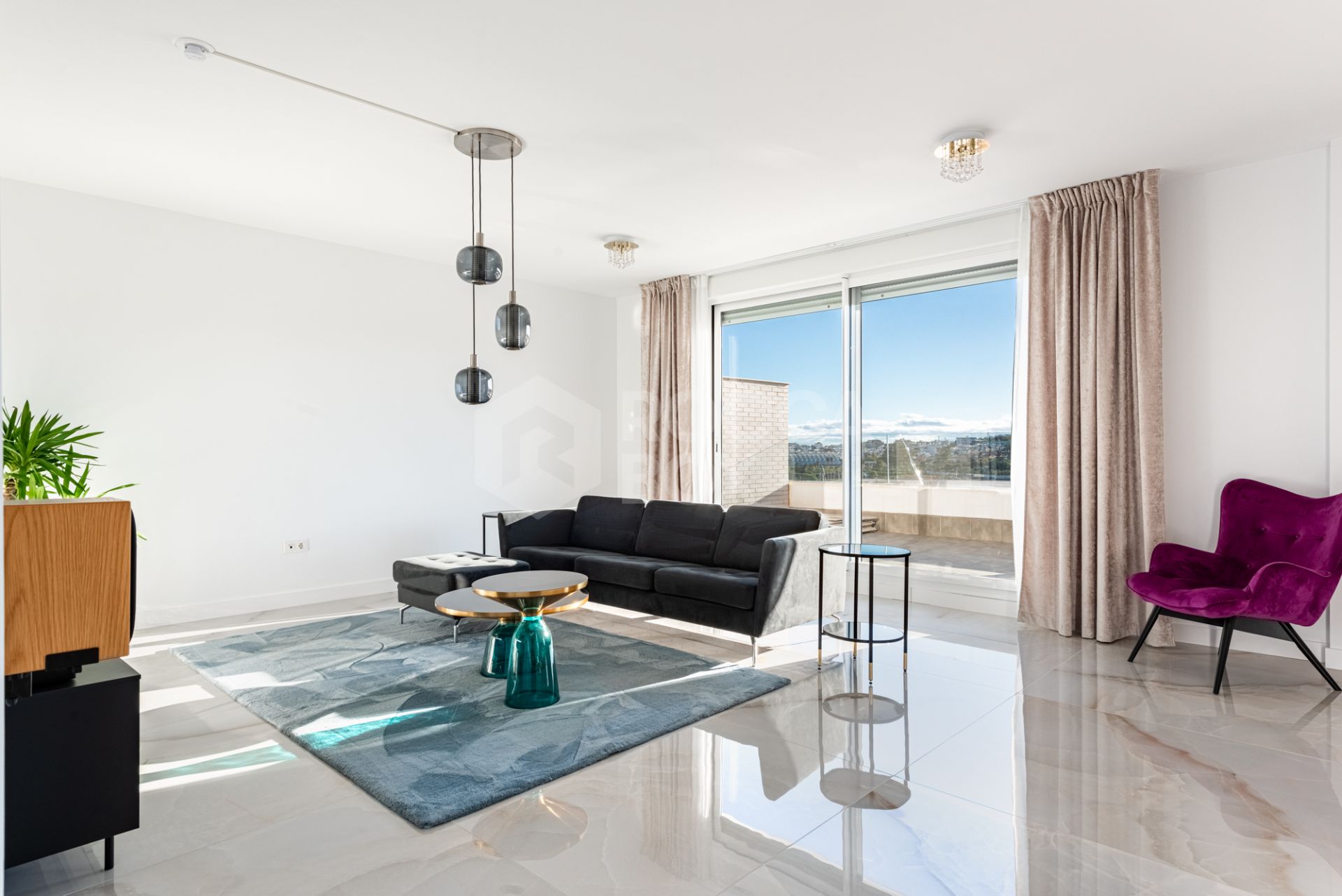 Modern 2-bedroom Penthouse with Sea and Mountain Views in Nueva Andalucia