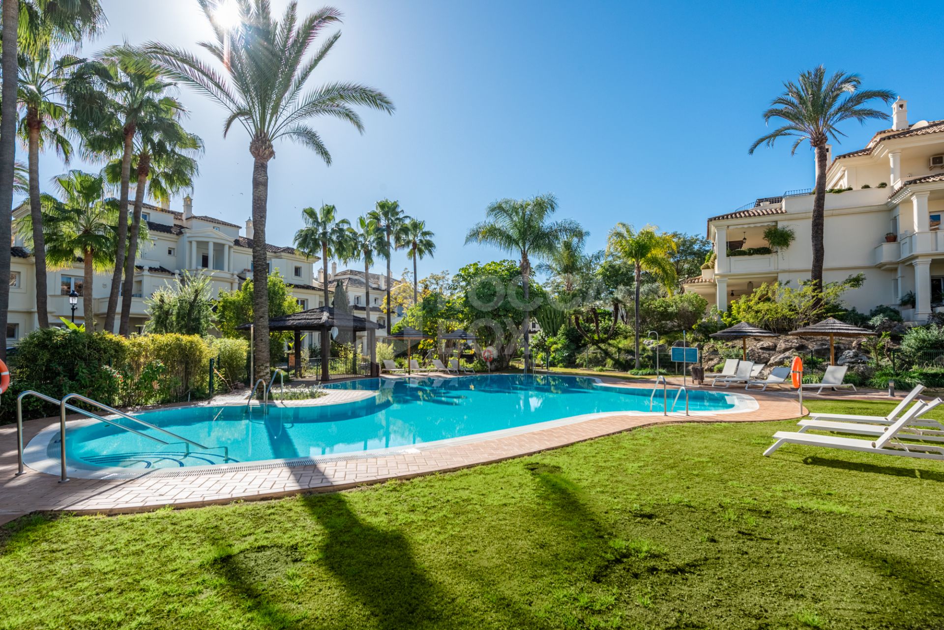 Luxury Penthouse in Las Alamandas, Nueva Andalucía – The Perfect Blend of Elegance and Convenience