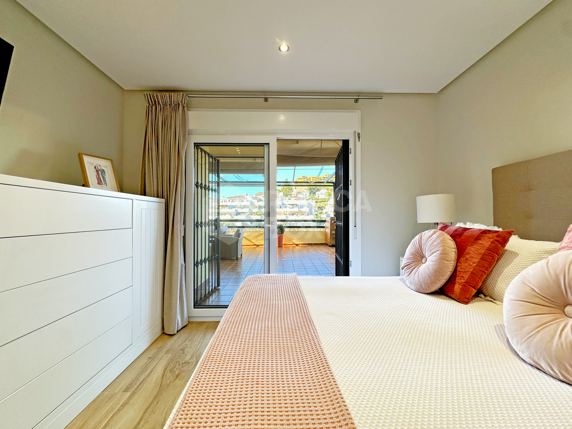 Exclusive renovated apartment with a large terrace and panoramic views in Las Joyas, Estepona