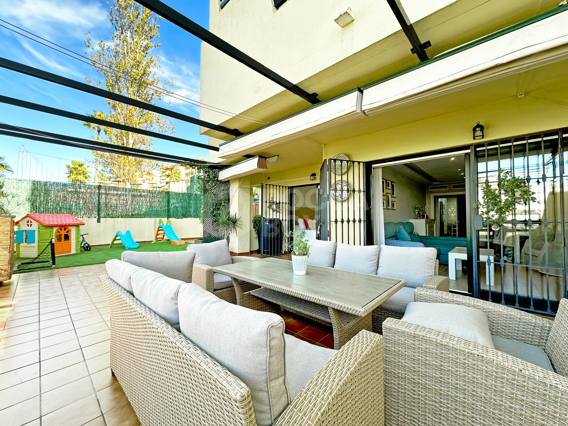 Exclusive renovated apartment with a large terrace and panoramic views in Las Joyas, Estepona