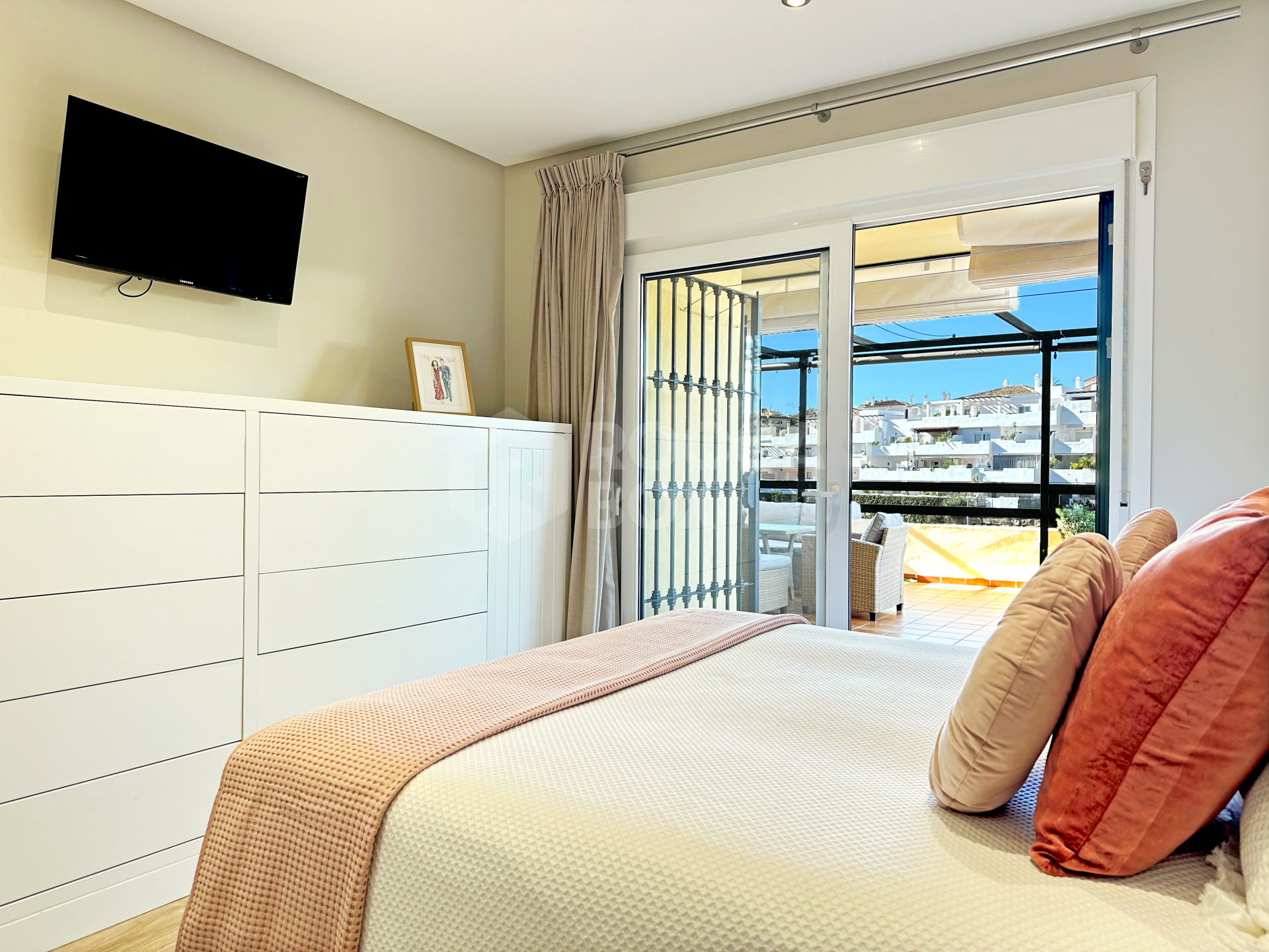 Exclusive renovated apartment with a large terrace and panoramic views in Las Joyas, Estepona