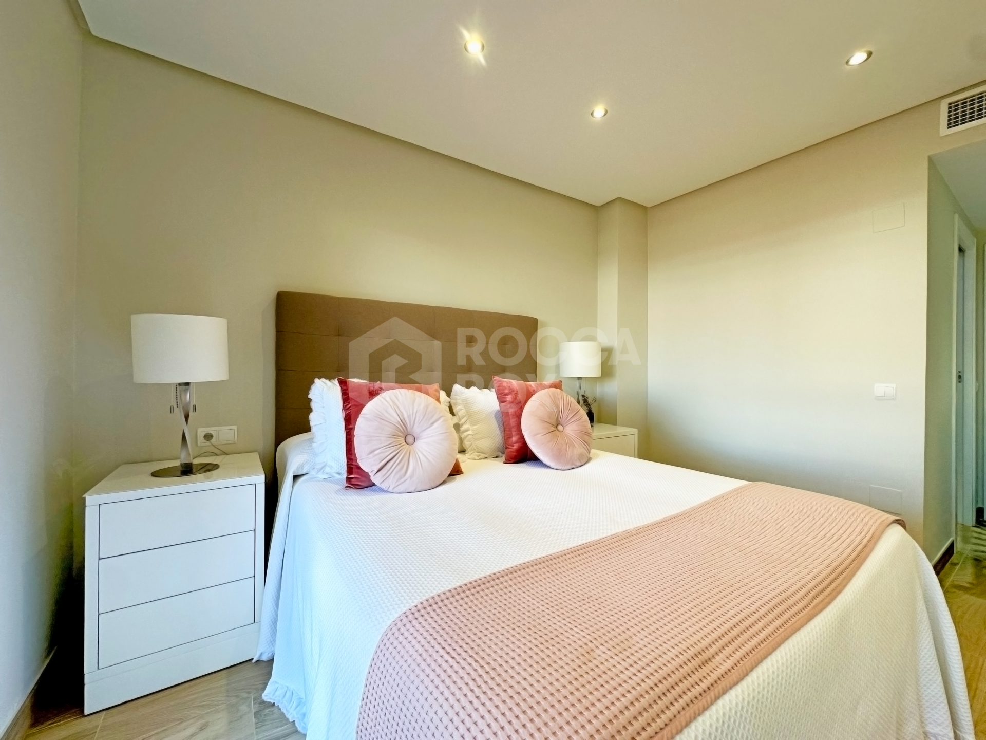 Exclusive renovated apartment with a large terrace and panoramic views in Las Joyas, Estepona