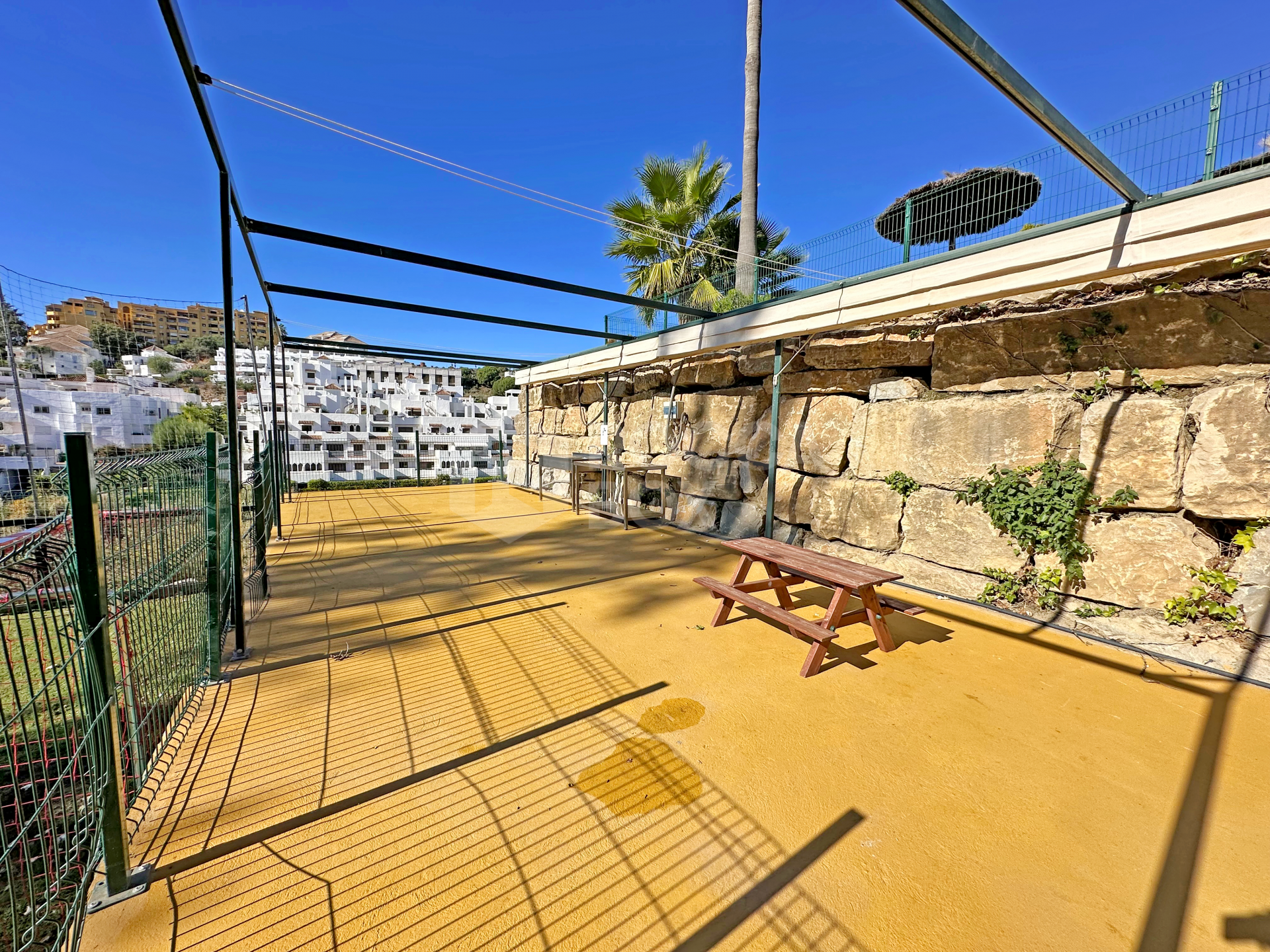 Exclusive renovated apartment with a large terrace and panoramic views in Las Joyas, Estepona