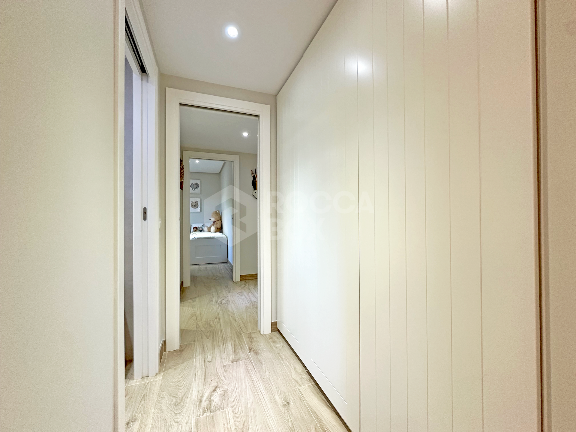 Exclusive renovated apartment with a large terrace and panoramic views in Las Joyas, Estepona