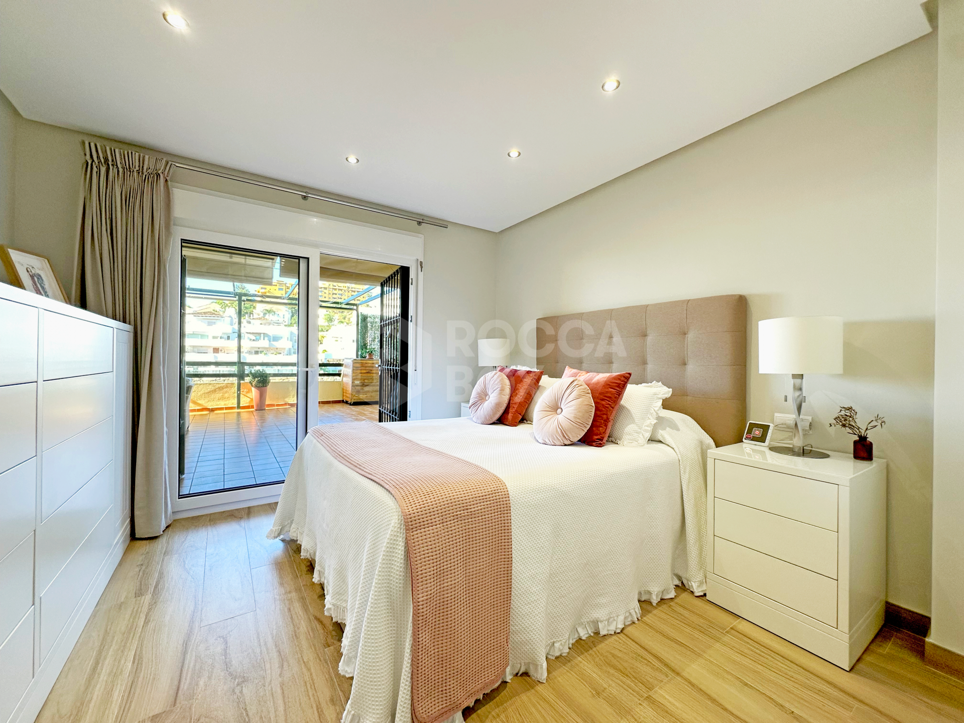 Exclusive renovated apartment with a large terrace and panoramic views in Las Joyas, Estepona