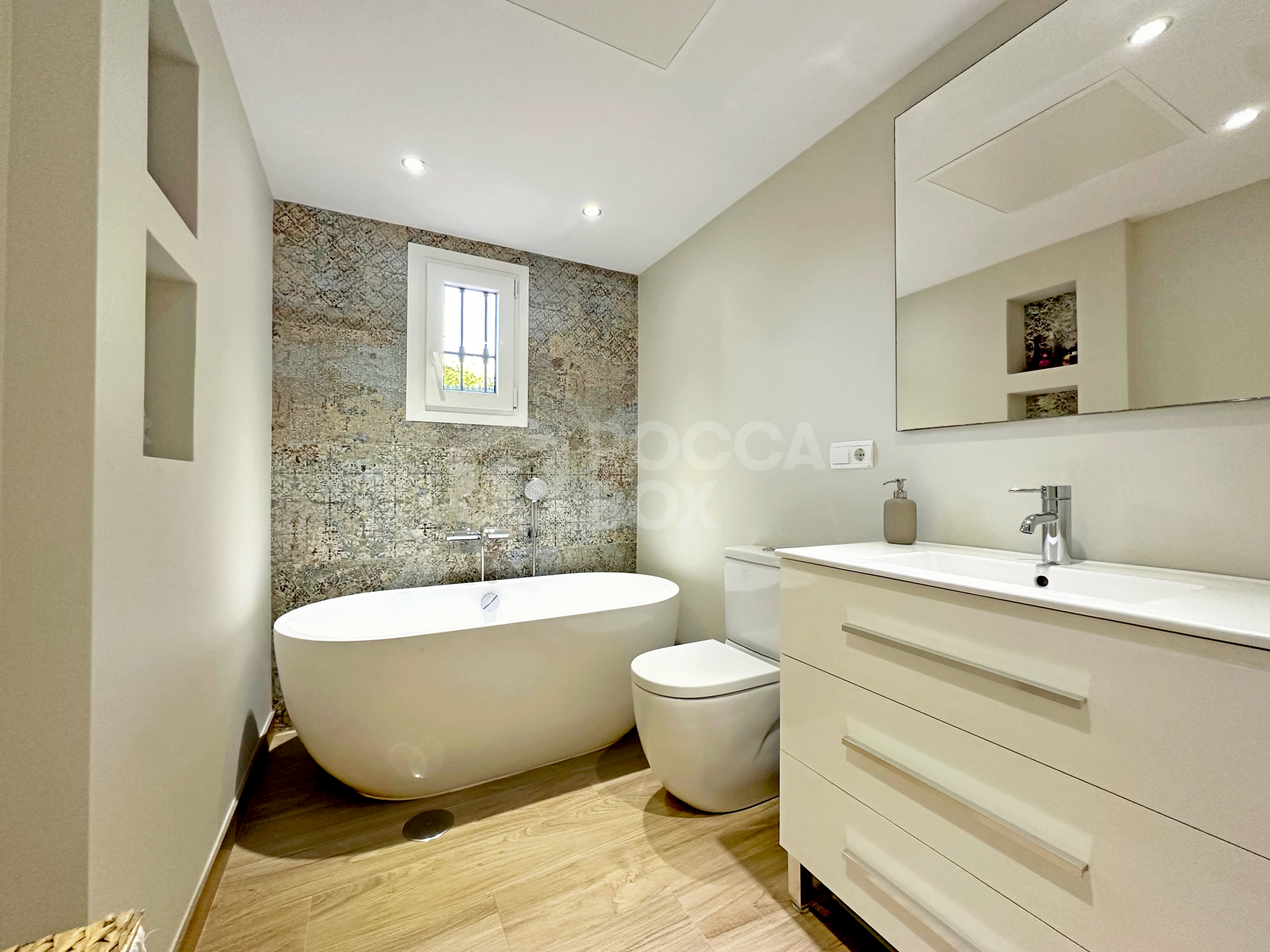 Exclusive renovated apartment with a large terrace and panoramic views in Las Joyas, Estepona