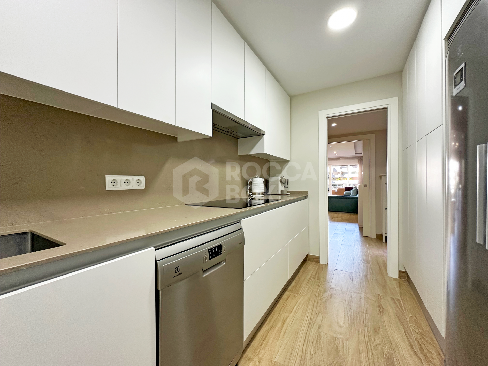 Exclusive renovated apartment with a large terrace and panoramic views in Las Joyas, Estepona