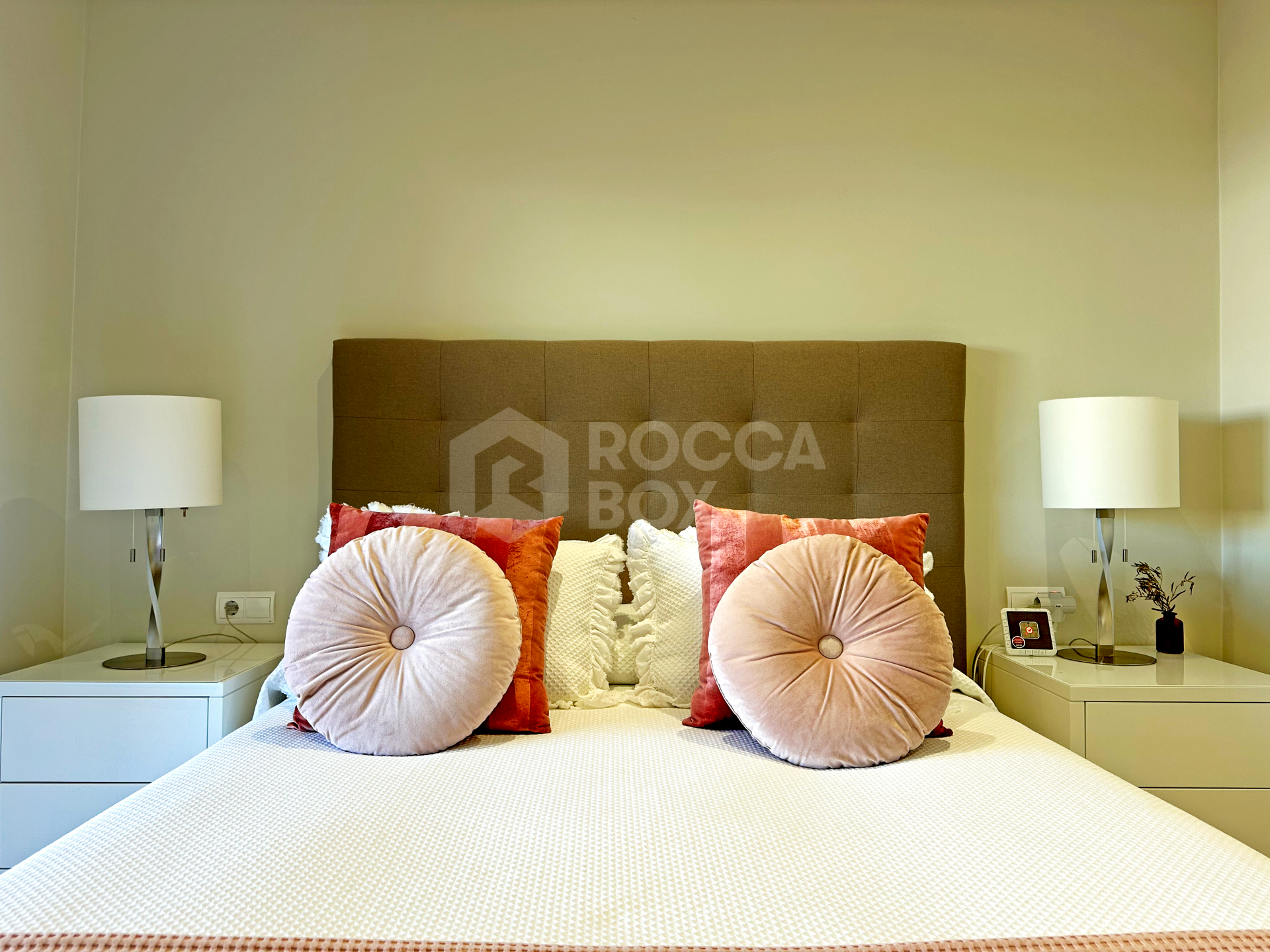 Exclusive renovated apartment with a large terrace and panoramic views in Las Joyas, Estepona