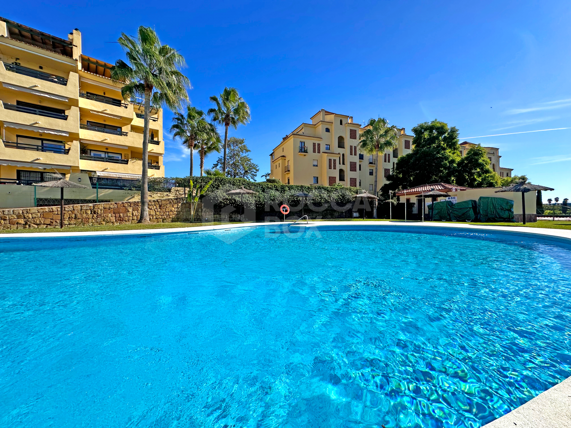 Exclusive renovated apartment with a large terrace and panoramic views in Las Joyas, Estepona