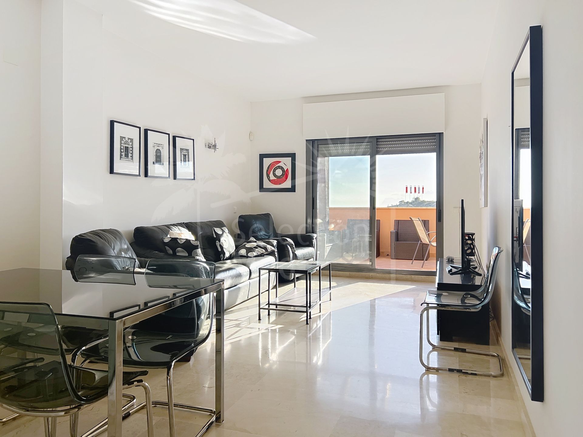 Exclusivo ático de 2 dormitorios con vistas al mar y Gibraltar, junto a Sotogrande