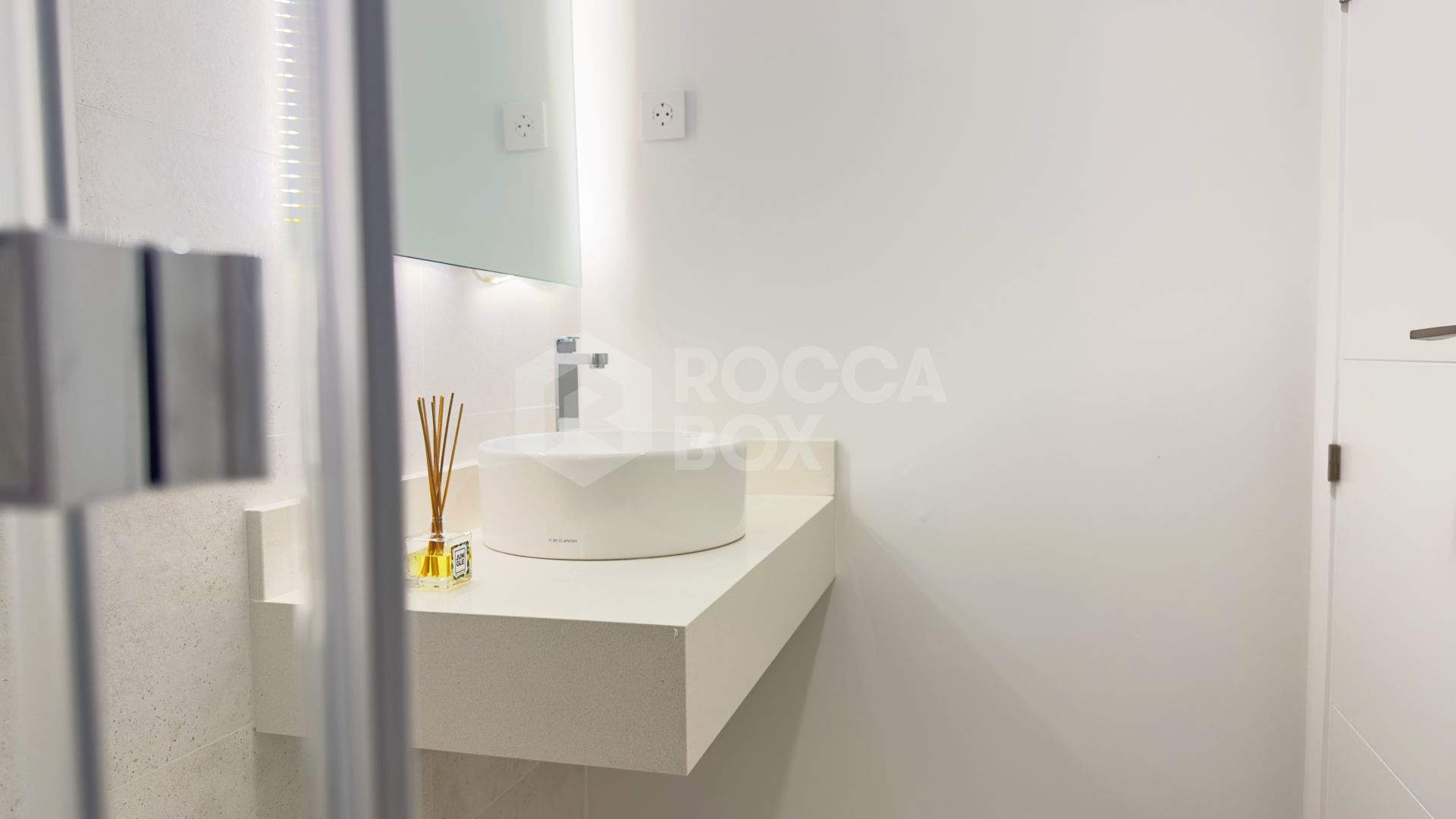 Azata Delmare - Casares Costa - Apartments with spectacular sea views. Strategically located 250m from the beach, Azata Delmare is a complex of 74 apartments of 2 and 3 bedrooms.
