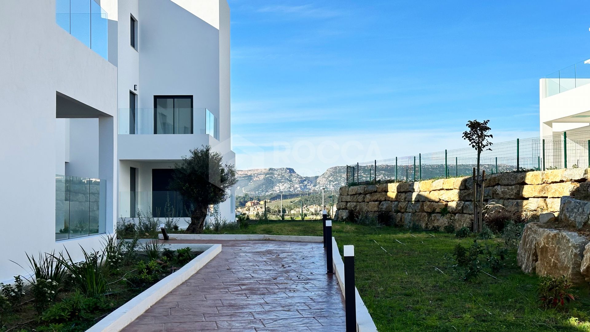 Azata Delmare - Casares Costa - Apartments with spectacular sea views. Strategically located 250m from the beach, Azata Delmare is a complex of 74 apartments of 2 and 3 bedrooms.