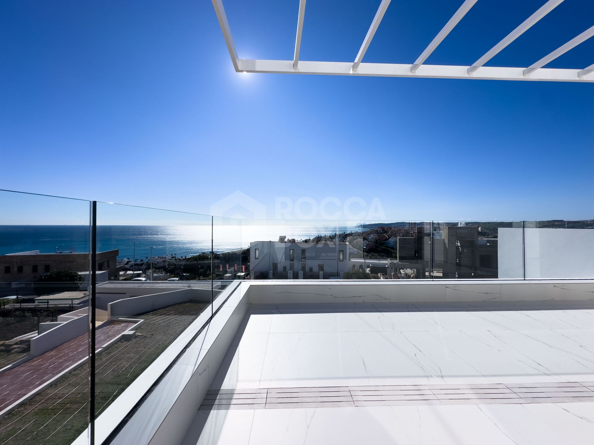 Azata Delmare - Casares Costa - Apartments with spectacular sea views. Strategically located 250m from the beach, Azata Delmare is a complex of 74 apartments of 2 and 3 bedrooms.