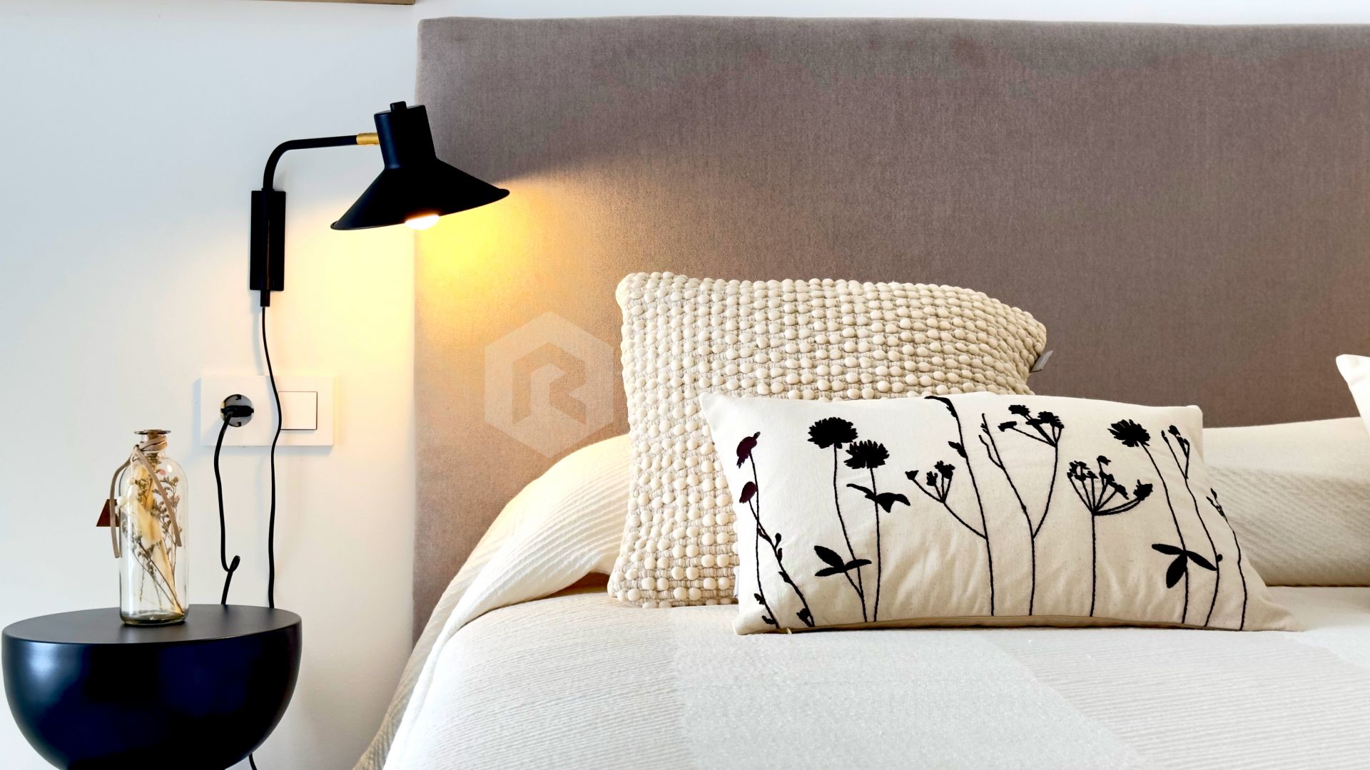 Azata Delmare - Casares Costa - Apartments with spectacular sea views. Strategically located 250m from the beach, Azata Delmare is a complex of 74 apartments of 2 and 3 bedrooms.